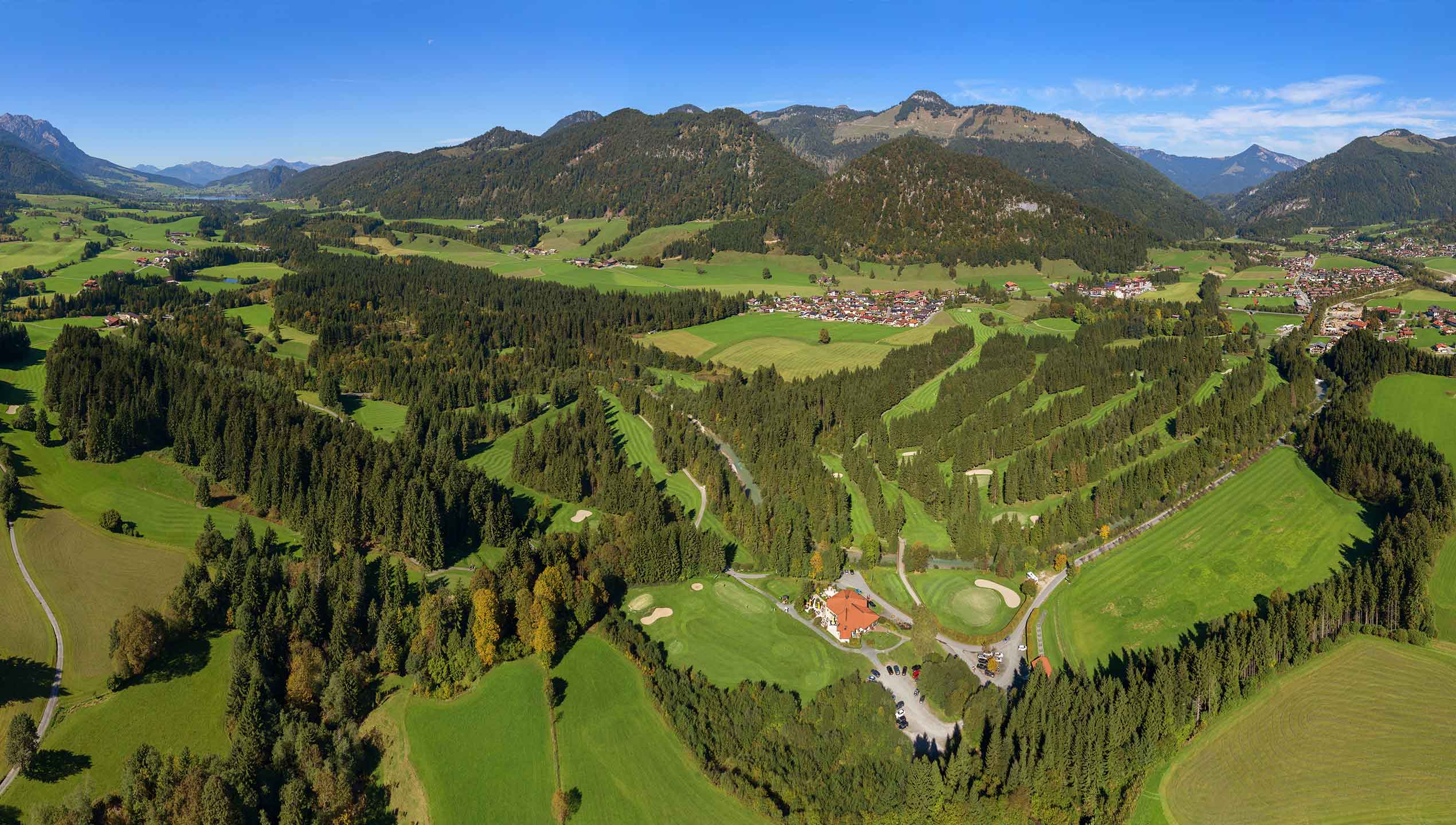 Luftbild der Golfanlage Kaiserwinkl Golf Kössen - Lärchenhof