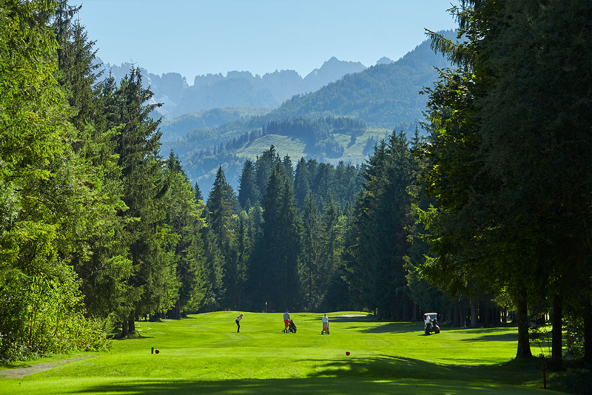 Golfspieler auf dem Golfplatz Kaiserwinkl Golf Kössen - Lärchenhof