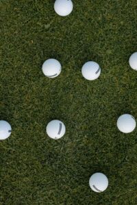 Golfbälle auf Grün des GOLFCLUBS KAISERWINKL GOLF KÖSSEN - LÄRCHENHOF