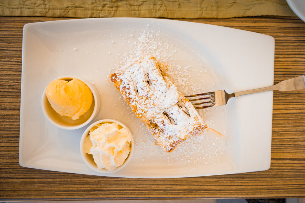 Apfelstrudel vom Clubrestaurant des Kaiserwinkl Golf Kössen - Lärchenhof.