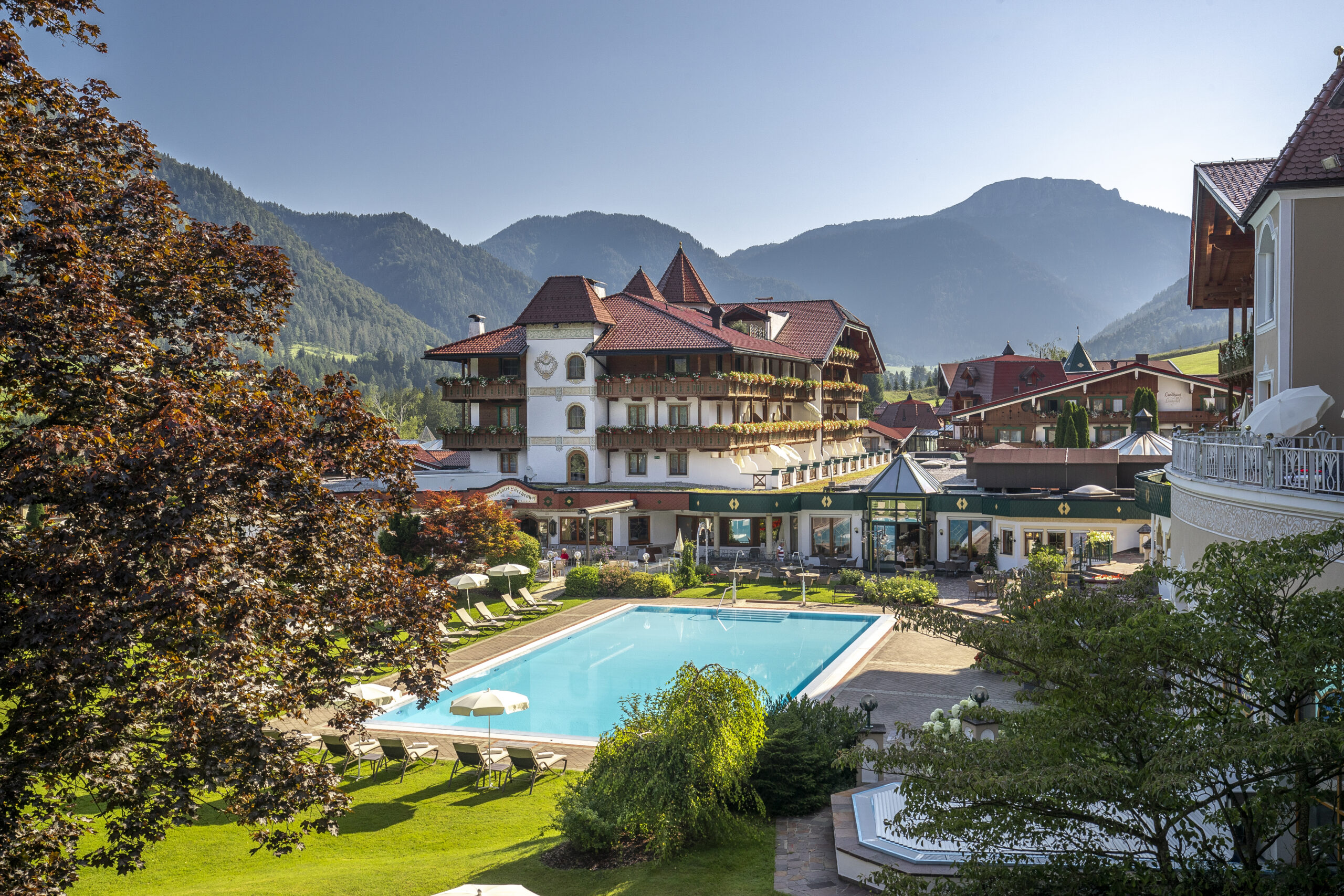 defrancescoLärchenhofPool17 Das 5-Sterne Ferienparadies: Der Lärchenhof in den Tiroler Alpen. Blick auf den Wilden Kaiser und in Wander-Distanz zur Kultstadt Kitzbühel